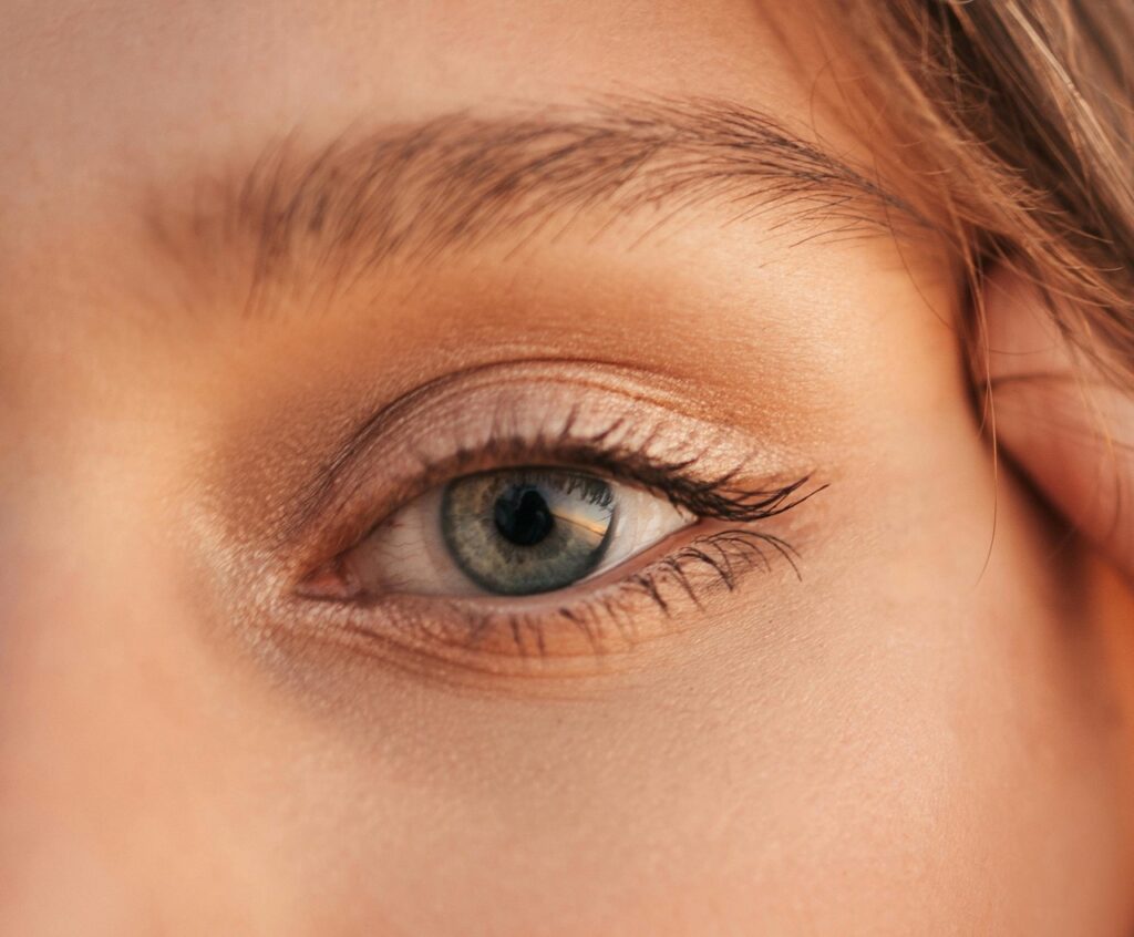 Gros plan sur un œil, en écho au travail de l'EMDR sur les mouvements oculaires